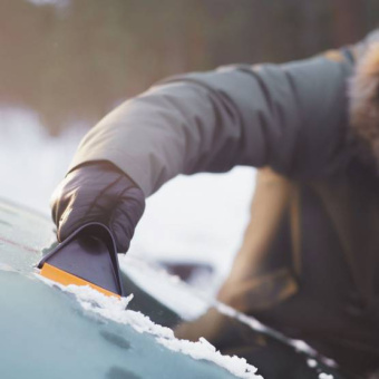 Автомобильный скребок для стекл Fiskars