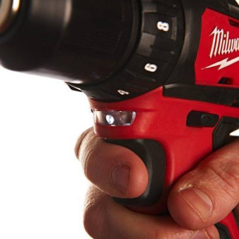 Аккумуляторная дрель-шуруповерт Milwaukee M12 BDD-202C
