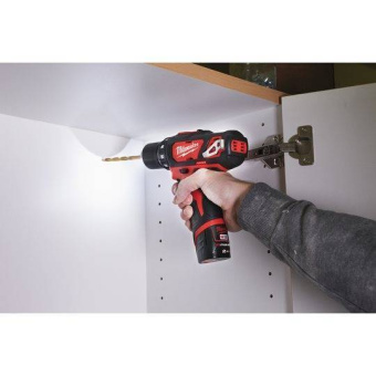 Аккумуляторная дрель-шуруповерт Milwaukee M12 BDD-202C